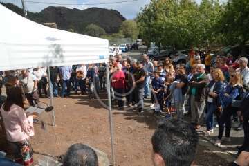 Emotivo acto de descubrimiento de la placa del pasaje que recuerda al periodista Adolfo Santana en Cernícalos (Foto TA)